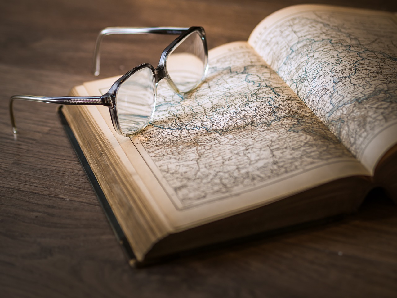 Image d'un ancien atlas avec une paire de lunettes