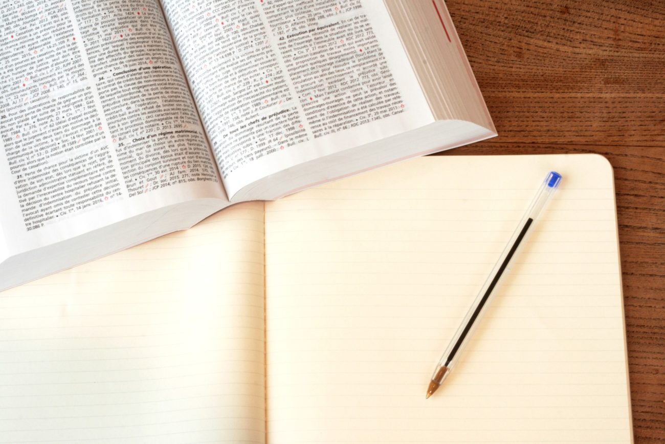 Image d'un livre et d'un notebook